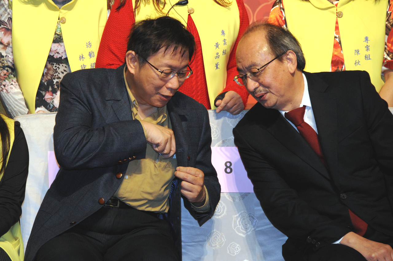 柯文哲、柯建銘今晚出席同一活動，兩人是否聊3億男？引發關注。（北市府提供）