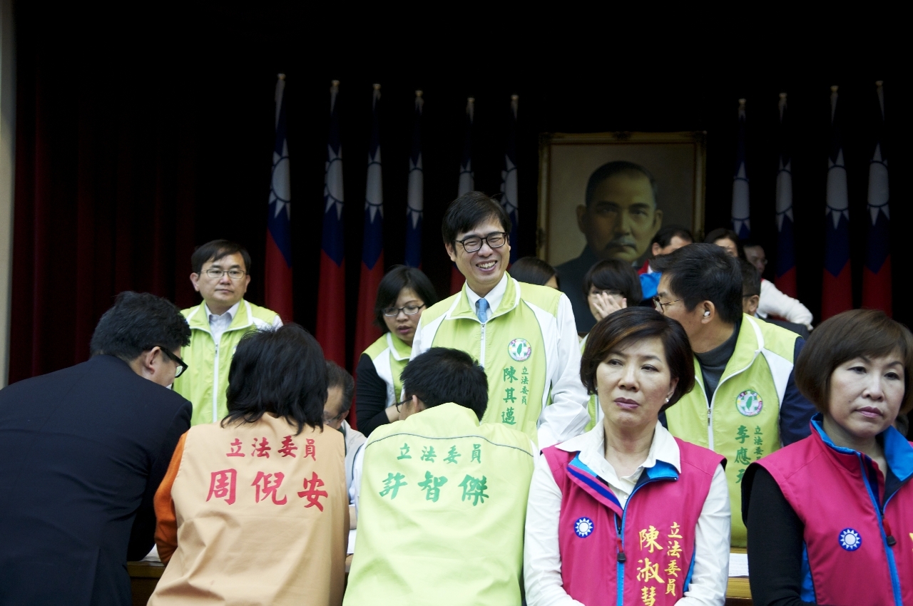 立法院今天審查服貿會議，綠藍兩邊勢力，再度上演肢體推擠的攻防戰；最後結果，這張圖片似乎說明了一切；民進黨立委陳其邁佔住主席台，露出「得意的笑」，國民黨立委陳淑慧則一臉苦瓜。