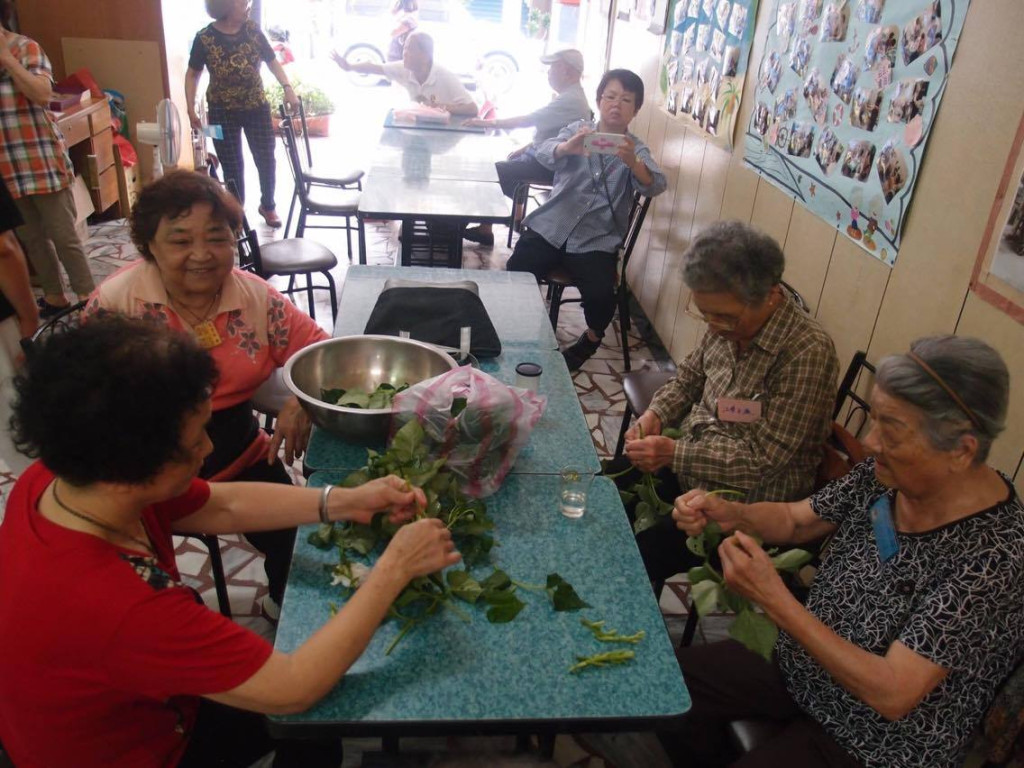 生活般的共學.共食.一起老去(圖片右下1 ,98歲廖媽媽的硬朗身影)