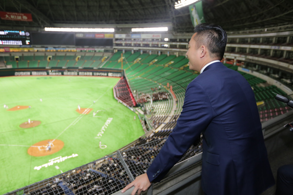 林智堅今參訪日本福岡雅虎巨蛋棒球場，將作為新竹市立棒球場重生的重要參考。圖／新竹市府提供