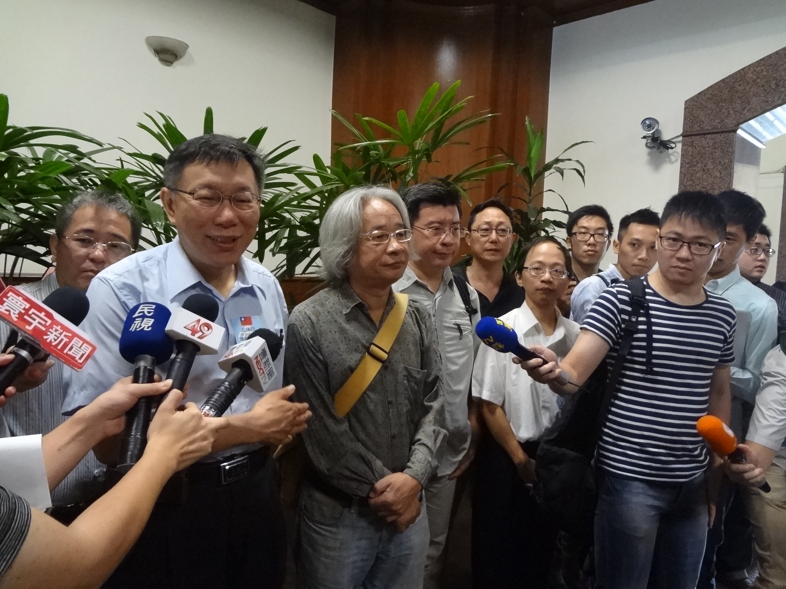 台北市長參選人柯文哲、馮光遠今天在立法院一同出席記者會,質疑「為什麼只有連勝文可以監票?」會後媒體詢及連勝文香港行的問題。(劉明堂攝)