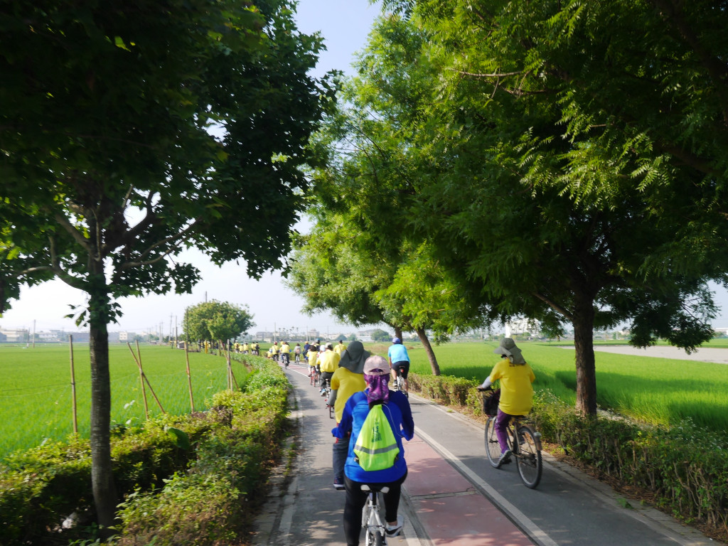 為響應政府推廣節能減碳零汙染政策，埤頭鄉自102年台糖舊鐵道自行車綠色廊道啟用後，連續六年舉辦自行車騎乘活動，今年活動T恤特別採用象徵金黃稻穗的飽滿黃色，穿在身上十分亮眼鮮明。 （彰化縣政府）