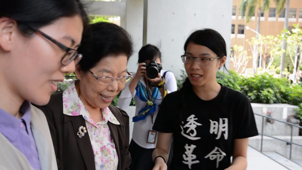 高醫透明革命工作小組遞交陳情書給張博雅。(記者陳俊廷攝)