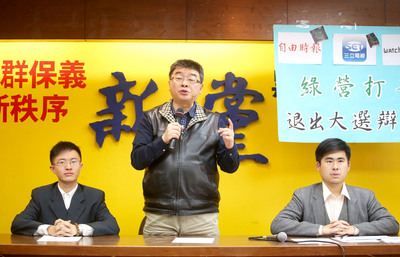 新黨不分區立委參選人邱毅（中）表示，他原本要出席高雄造勢大會卻突遭取消，爆料是立法院長王金平背後算計。（資料照片，中央社）20160101
