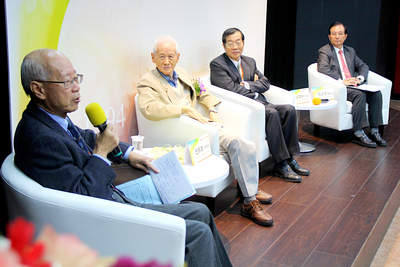 台灣師範大學15日舉辦「教改20年回顧與前瞻」研討會，3位前教育部長郭為藩（左）、黃榮村（右2）、吳清基（右）共聚一堂，回顧教改20年來的轉變。（圖／文：中央社）