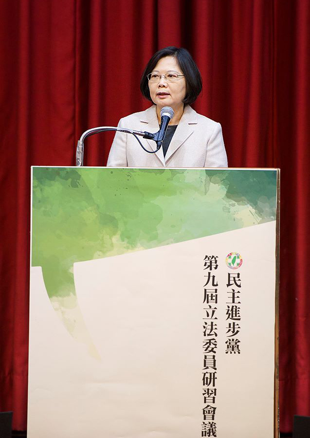 民進黨4月9日召開臨全會,讓陳菊等四位直轄市長續任當然中常委,再新增2席當然中常委。(黃謙賢攝)