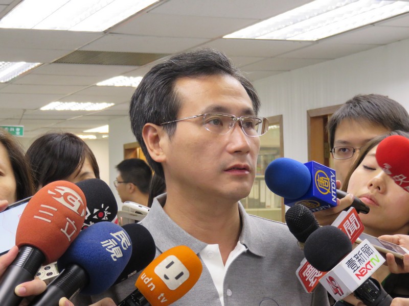 民進黨要求政府再度重申101年課綱有效性，民進黨13縣市將自籌經費解決書本費用。（朱蒲青攝）  