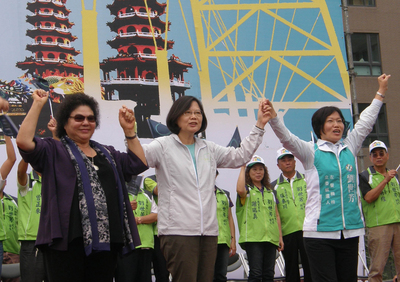 蔡英文21日南下高雄與高雄市長陳菊同台輔選,籲選讓民進黨9名立委參選人全壘打。(中央社)