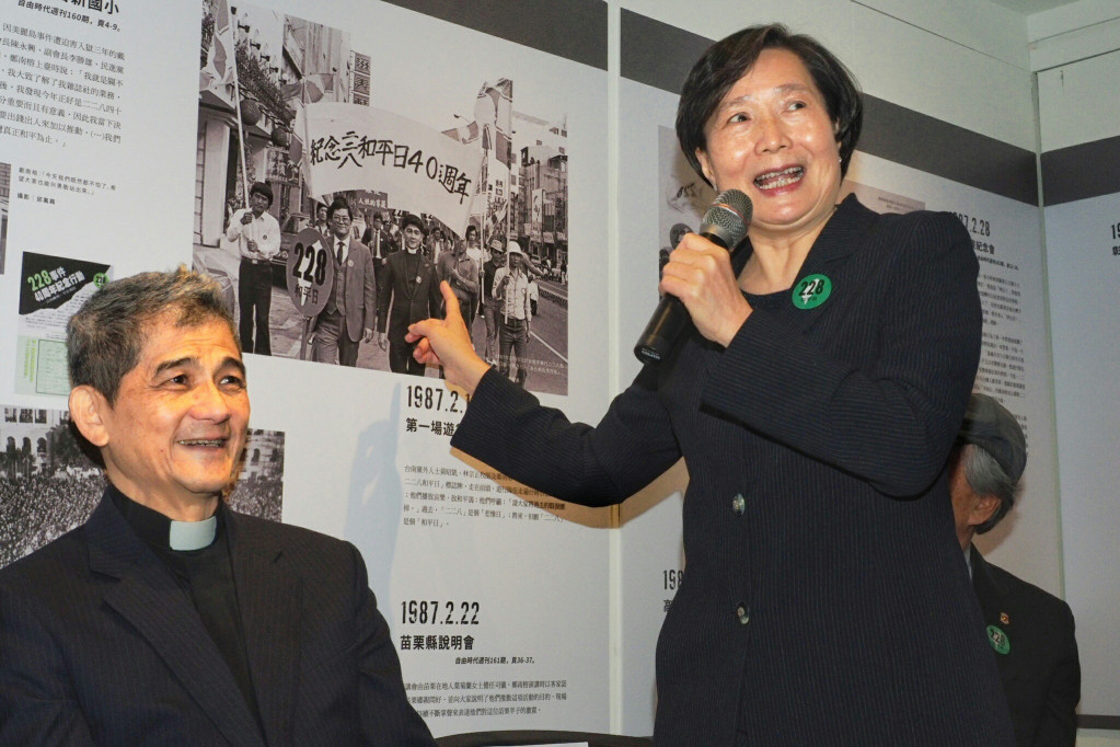鄭南榕遺孀葉菊蘭女士出席「鄭南榕x二二八」特展開幕，指著舊照片述說鄭南榕的往事。圖/張家銘
