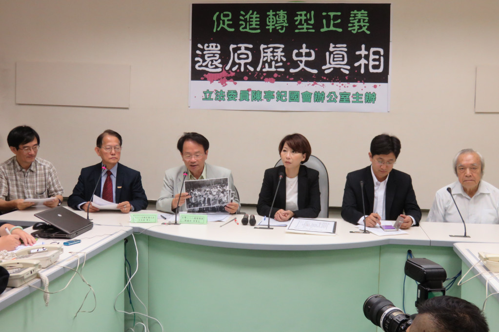 二二八受難者遺屬6日在立委陪同下舉行記者會，提出文件證明中國國民黨是二二八慘案的主謀，要求中國國民黨道歉、公布檔案，並以黨產賠償。（左起薛化元、王克雄、陳儀深、陳亭妃、蔡適應、徐世雄，記者林冠妙攝）