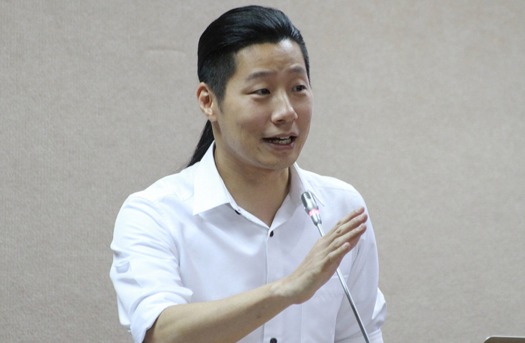 時代力量黨立委林昶佐質詢時,外交部長李大維錯認林為「董事長樂團」出糗。(何豪毅攝)20160602