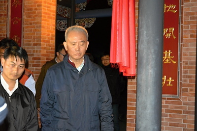 前頂新製油公司董事長魏應充（右）28日凌晨獲交保，魏應充離開魏成美堂時，僅向記者說謝謝大家的關心，隨即搭車回帝寶。(中央社)