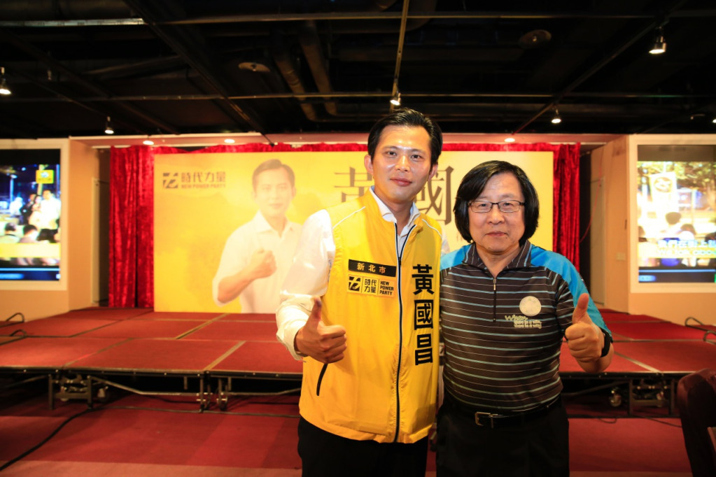 民進黨前總統府秘書長也是蔡英文重要輔選幹部邱義仁，今晚意外現身黃國昌汐止募款餐會，成為最神秘嘉賓。（黃謙賢攝）
