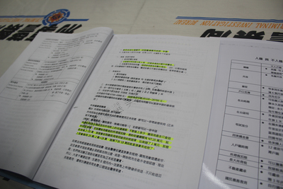刑事局破獲坐月子中心涉嫌協助孕婦赴美生產詐領健保保險金。圖為該坐月子中心自製教學手冊，該手冊內容教導孕婦申請保險金的各種理由。(資料照，中央社提供)