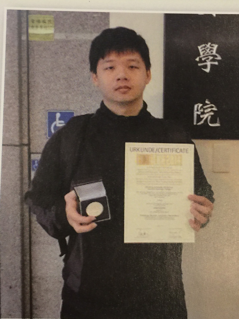 黃冠龍出身清寒家庭，事親至孝以遠端視訊，照顧中風母親，同時也投入機器人研究，實為表率。（教育部提供）