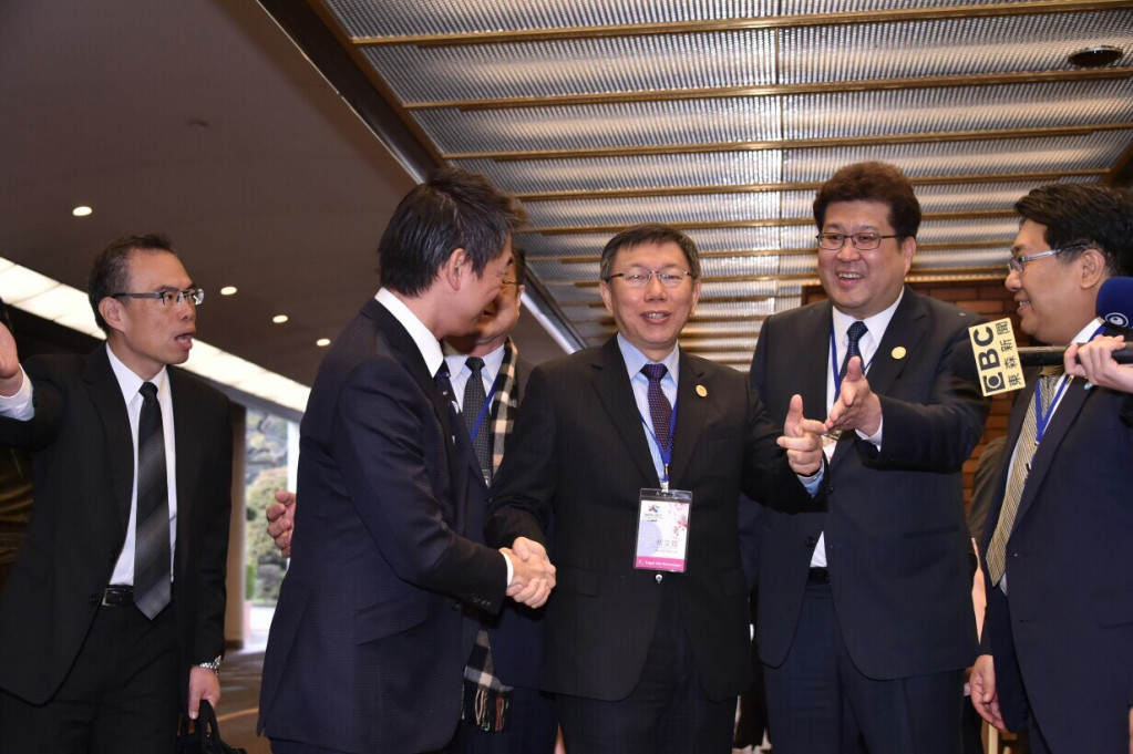 有關媒體報導，台北市長柯文哲遭民進黨總統當選人蔡英文幕僚諷刺一事，柯文哲29日在日本回應，「不管怎麼挑撥，我跟小英的關係很好，不要懷疑」。（圖北市府提供）