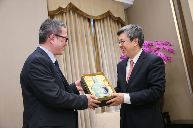 副總統今（22）天上午接見「世界衛生組織發展遲緩兒童親職技巧訓練-台灣執行計畫」石謹魁（Andy Shih）博士，同時互贈禮品。圖／總統府提供