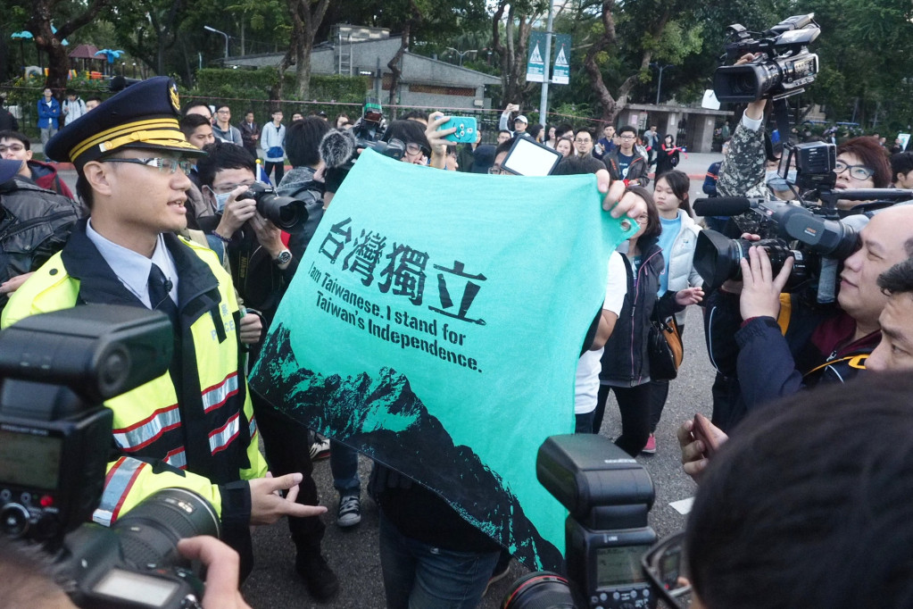 2017元旦升旗典禮發生插曲，基進黨民眾赴升旗典禮現場舉起台灣獨立旗幟，被警衛當場扯下驅趕出場，引發爭議。圖/張家銘