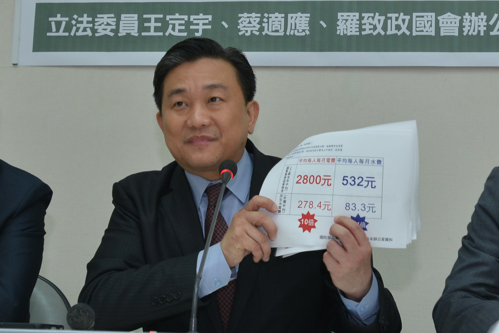 民進黨立委王定宇今天在前台南縣長陳唐山的陪同下,宣布投入下屆台南市長選舉黨內初選,競選歌曲也選用陳唐山愛用的「回鄉的我」。他強調,要讓每個市民得到公平分配的資源。圖/郭文宏,資料照片