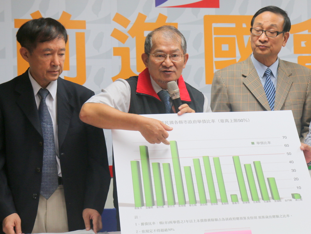 軍公教聯盟黨主席李延禧（中）預測，下個發不出薪水的將會是宜蘭縣政府。左為北教大教授莊淇銘，右為前退輔會主委胡鎮埔。（記者何豪毅）20150714