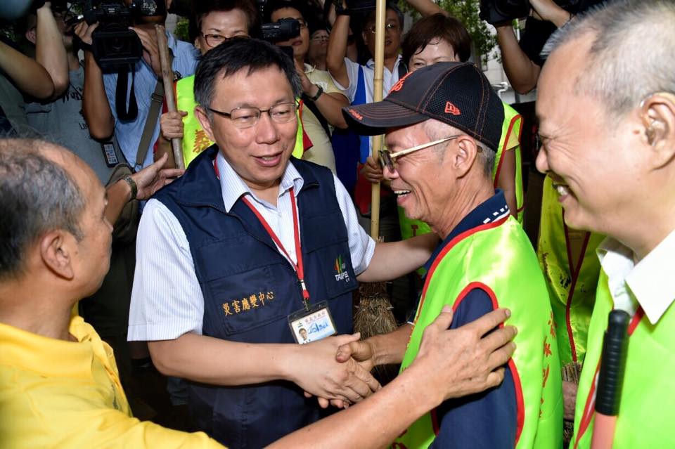台北市長柯文哲今天呼籲市民把握今天不用上班、上課的時間，加強巡檢周遭環境是否有積水情形，若未及時清除積水容器，恐導致病媒蚊孳生。(圖片取自柯文哲臉書)