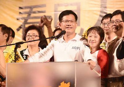 民進黨台中市長候選人林佳龍(前中)22日出席在東區干城公園舉辦的造勢晚會,他說,要發動一場希望的運動,請大家給他力量,一起實現台中的希望。(中央社資料照)