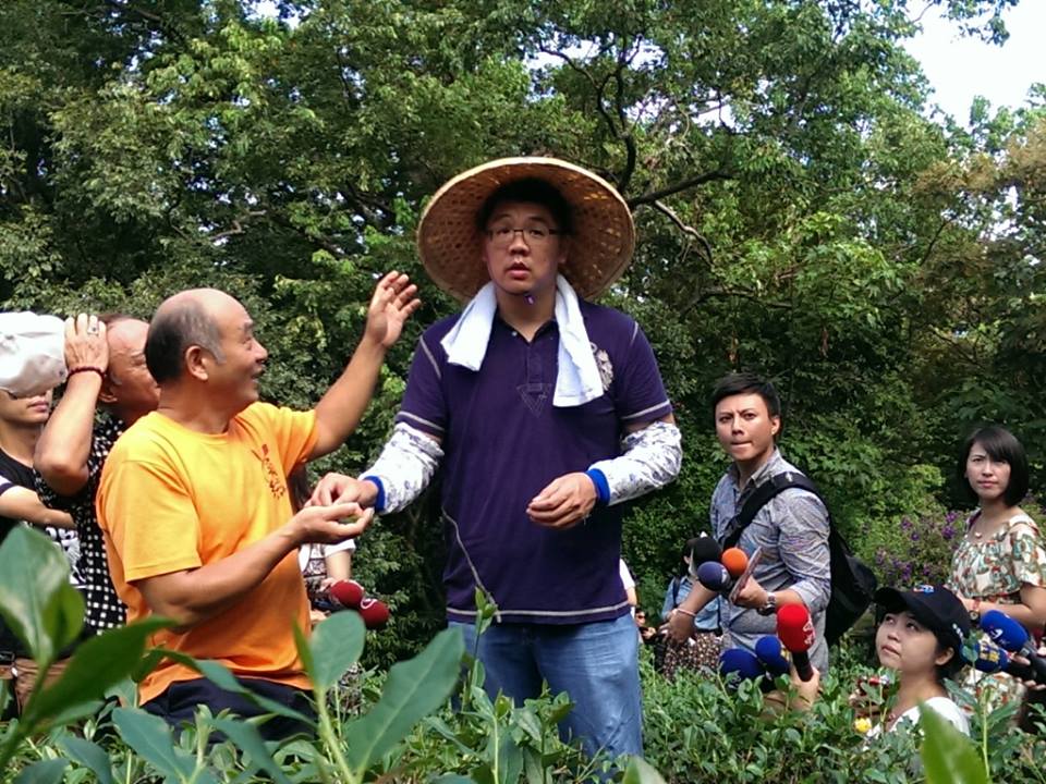 國民黨台北市長參選人連勝文今(17)日上午赴文山區貓空茶園體驗採茶,茶園主人陳威志(左)在一旁解說 。(記者唐詩攝影)