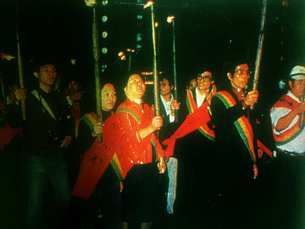 歷史裡有悲傷有希望。陳菊（中）等人在高雄美麗島事件拿的火把，在當時被視為是「暴民」的證據，因此被判１２年徒刑；而今，卻證實是照亮台灣自由和民主的火光。（翻攝自綠色年代）