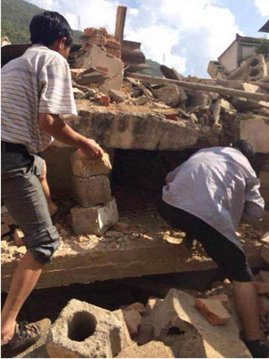 中國雲南省魯甸縣3日下午4時30分發生芮氏規模6.5地震。圖為居民在震後自救尋找失蹤者。(中新社)中央社