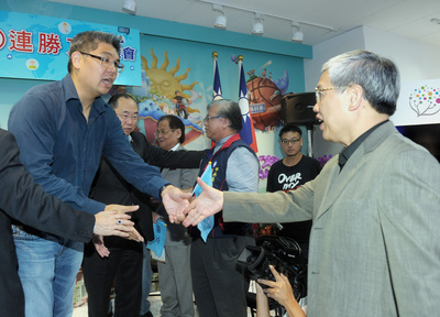 連營批評柯文哲對公務員態度「初一十五不一樣」。圖為連勝文(左)今天在台北競選總部向海外台商後援會10多名成員致意。(中央社)