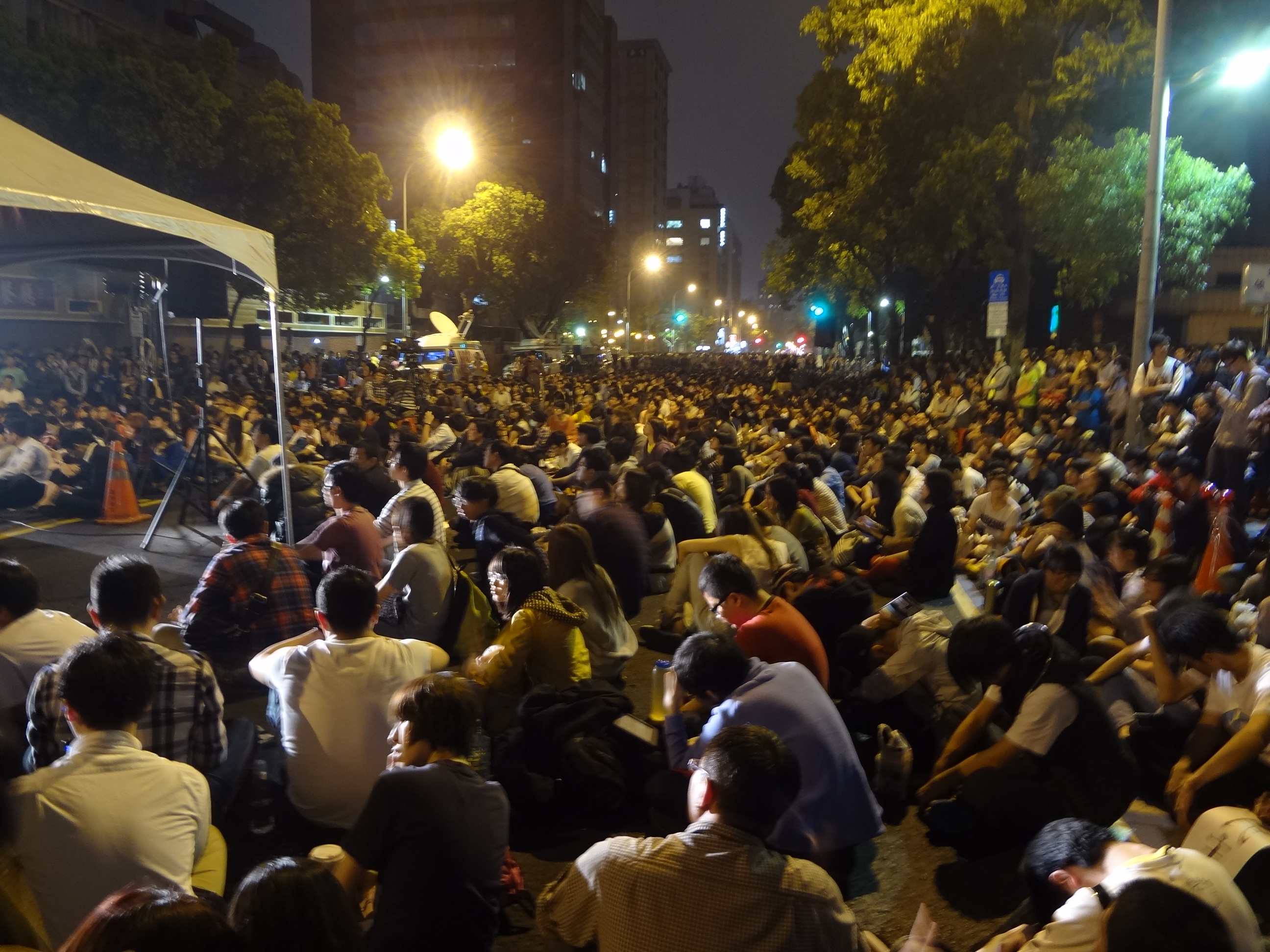 聲援反服貿學生佔領立院行動群眾，19日晚間湧到立院周圍，濟南路和青島東路交通都中斷。（劉明堂攝）