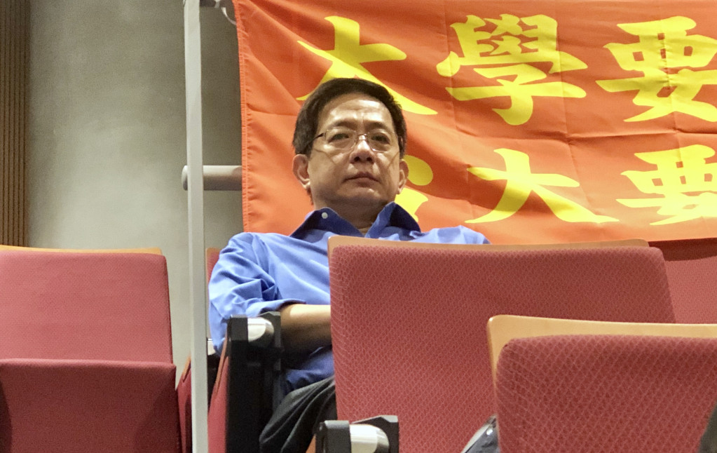 台大自主聯盟在台大校園內召開記者會，台大校長當選人管中閔則低調現身在會場後方，最後反成全場注目焦點。圖／鍾孟軒