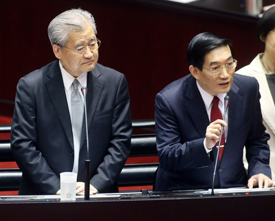 行政院長毛治國（左）3日在立法院談到能否承諾明年起給公務人員加薪？毛治國答詢表示，該決策的時候會決策，編預算前會決策。(中央社資料照片)