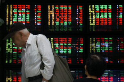 美股遇中國雙降利多不漲，導致台股憂慮氣氛再起，早盤一度下挫百點，近午才靠著國家隊護盤拉升，驚險守住7700點，只是全球股市仍不穩定，法人提醒投資人還是需要小心謹慎。（中央社）