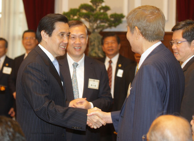 總統馬英九（前左）26日接見中華民國全國商業總會理事長賴正鎰（前左2）等人時表示，盼將來朝野就台灣經濟未來的重要政策，能夠坐下來協商，找出處理的共識。（中央社）