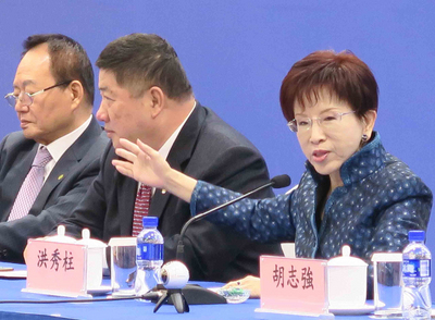 國民黨主席洪秀柱出席在北京飯店舉行的台商台生座談會，有台商提議國民黨開微信帳號當做在中國的聯絡窗口，也方便黨員繳黨費。圖／中央社