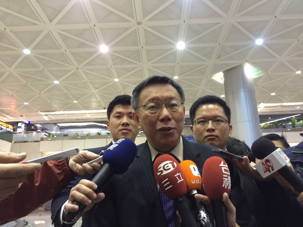 台北市政府建議颱風假補班課。去年9月來襲的杜鵑颱風雖讓北北基放到假，隔天上午卻是無風無雨，對此柯P曾說感到慚愧，還說這種天氣放假實在對不起國家民族。柯文哲今結束訪美行程今晨返抵桃園，受訪時花了不少時間做城市外交成果闡述，媒體則未針對颱風假提問。（北市府提供）
