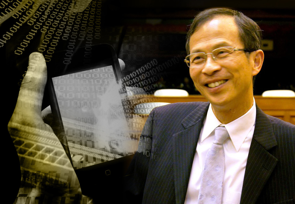 重溫一下當天曾鈺成坐在主席台上，然後在手機上、群組內寫了些甚麼......。難道這是立法會主席的應有表現嗎？（網路資料，Wikimedia Commons/Lmmnhn CC3.0，民報合成）