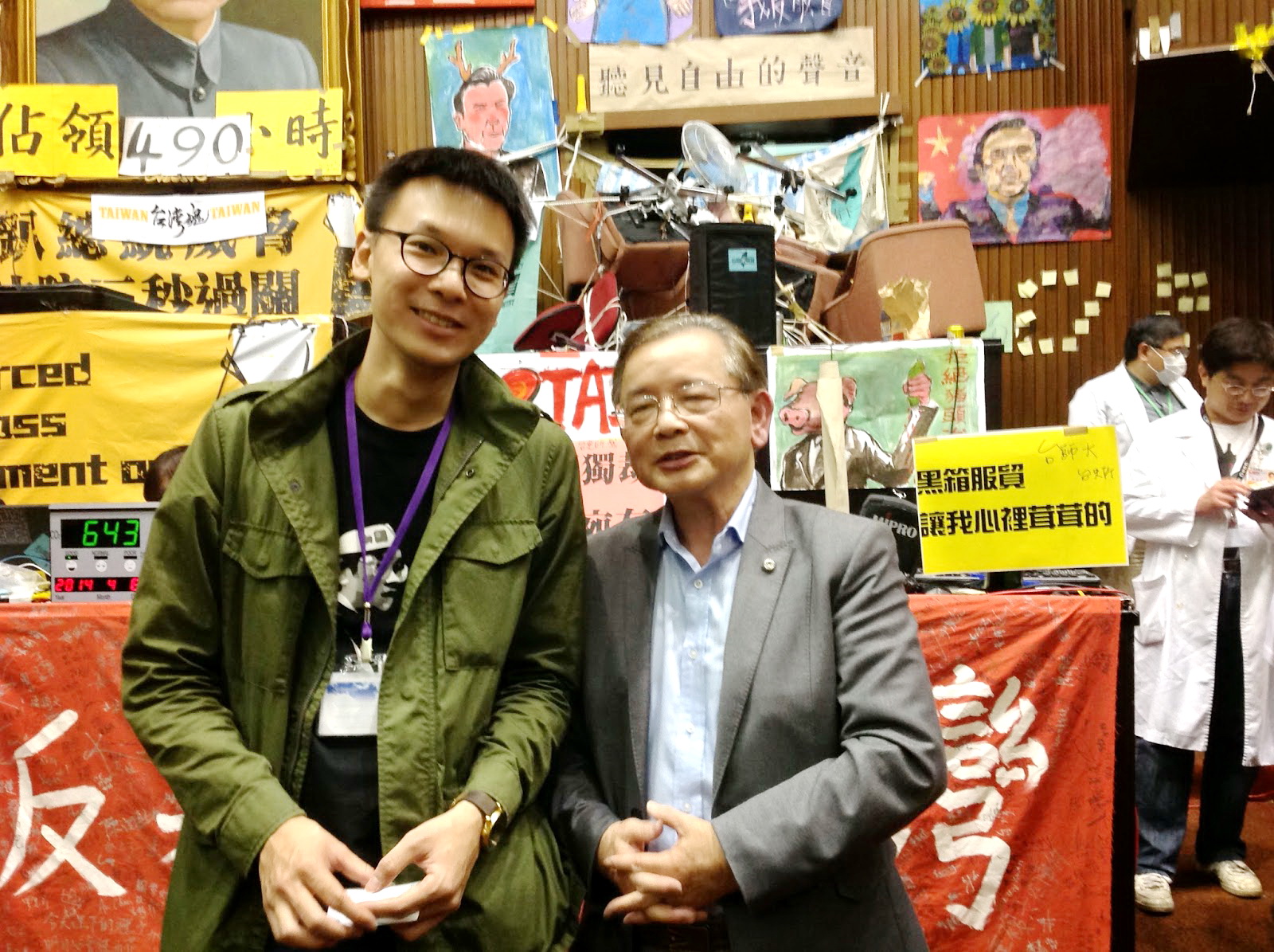 林衡哲醫師在太陽花學運期間到立院議事廳為學生們打氣，並和林飛帆合影。