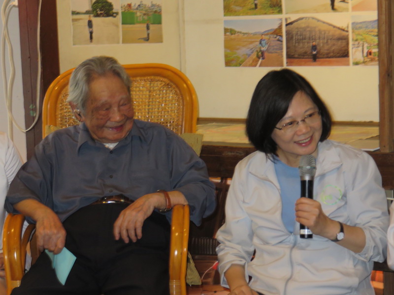 鍾肇政祝福小英高票當選。（朱蒲青攝）