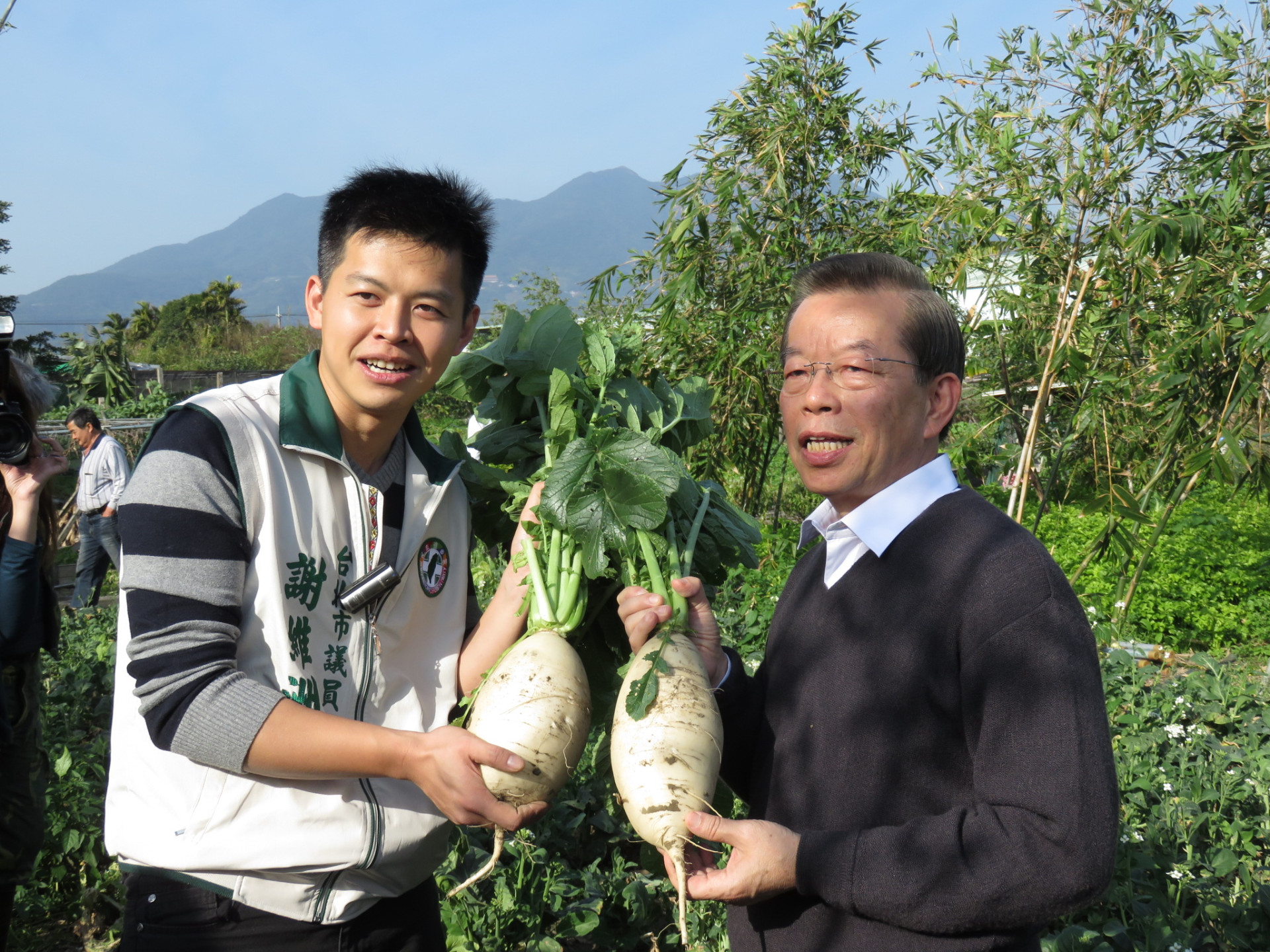 謝長廷及市議員謝維洲祝大家今年「好菜頭」。（朱蒲青攝）
