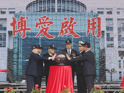 國防部「博愛營區」27日舉行新建大樓落成啟用典禮，國防部長嚴明（右3）與貴賓在台上進行啟動儀式。（中央社）