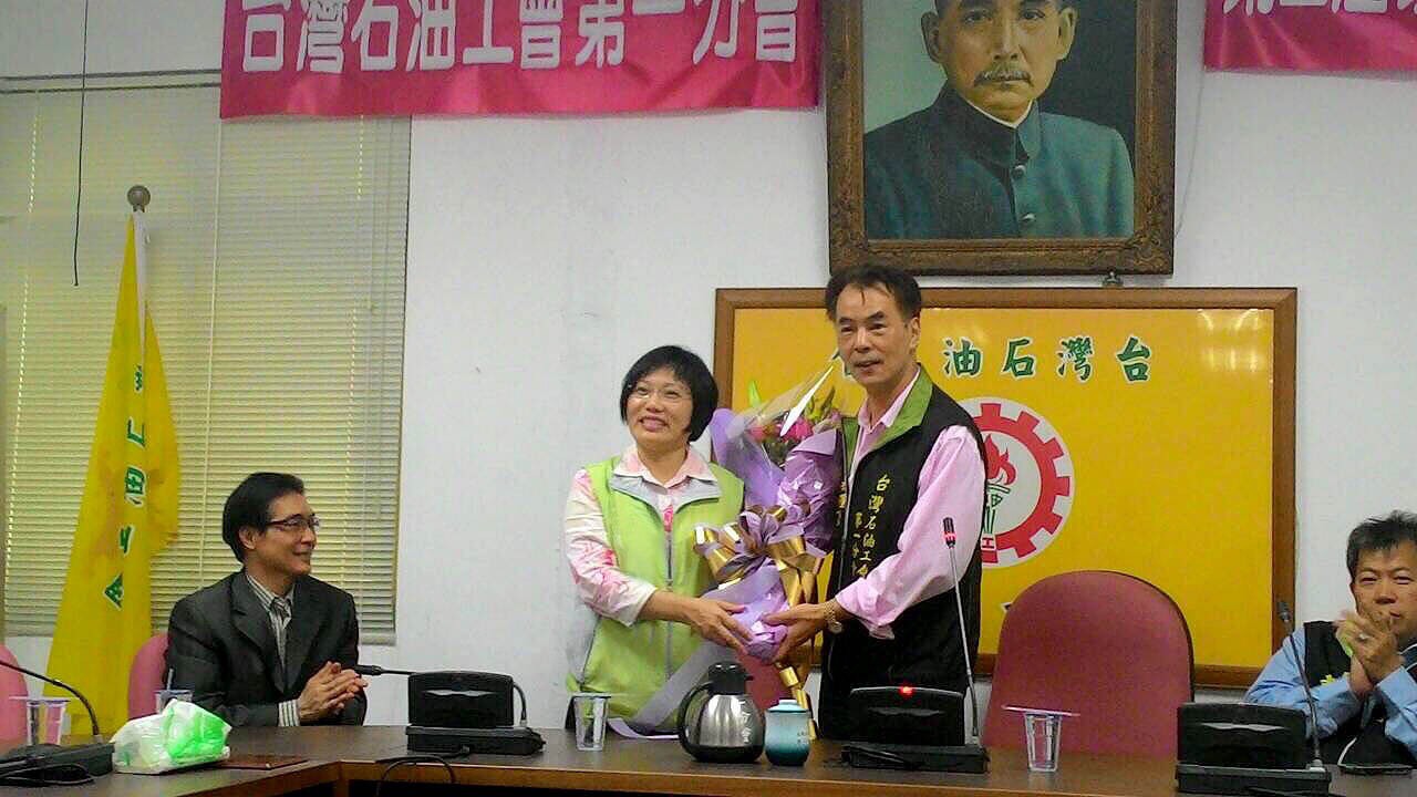 劉世芳至台灣石油工會第一分會探訪中油勞工，並獻花給一分會，由常務理事陳枝章等幹部代表(照片高市府提供)