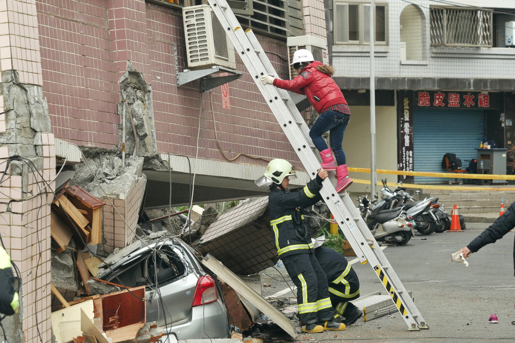 國盛六街住戶在拆除前要求回去取物，警消人員也架梯子協助。圖／張家銘
