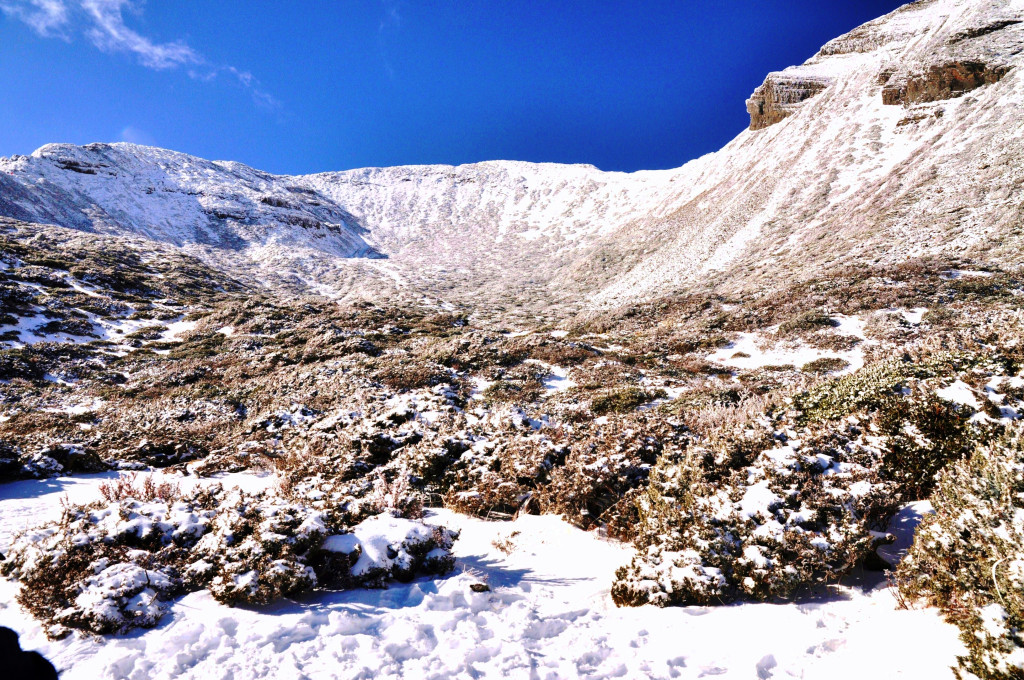 雪山巨大冰斗，即1號圈谷，圓弧形像大畚箕。（圖1，郭榮根攝影、呂自揚提供）