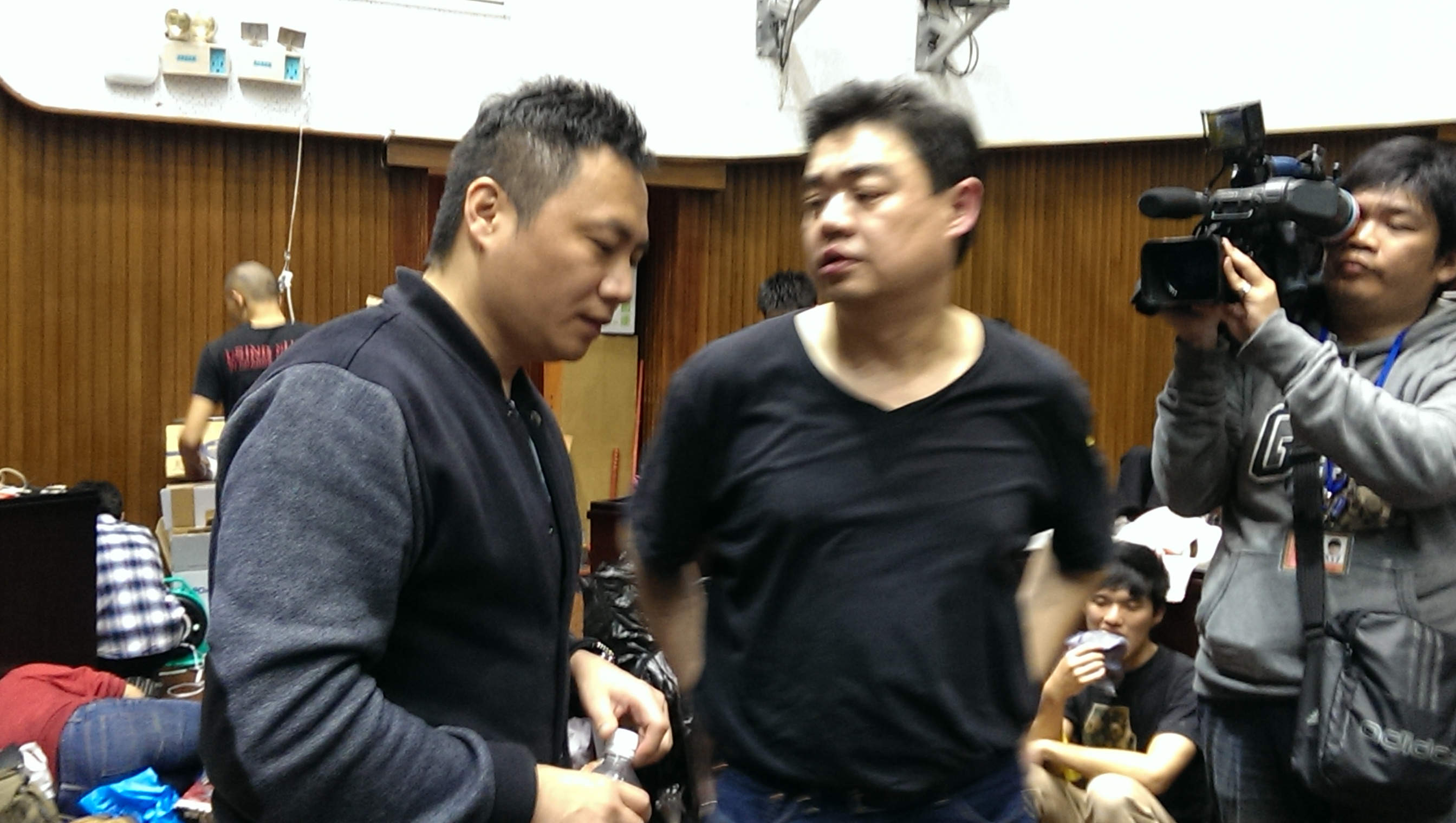 中國六四學運領袖王丹（圖左）與吾爾開希（圖右）難得同，圖是在太陽花學運期間，兩人力挺學生佔領立院行動畫面。