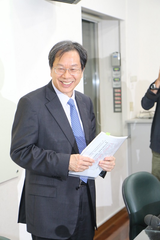 蔣丙煌開完記者會要離去前，被記者問到家裡用什麼油，他露出笑容回答「用沙拉油，但什麼牌子要問我老婆」。（記者何豪毅攝）