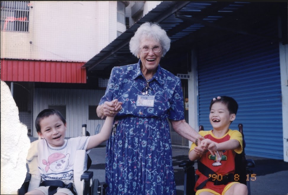 從年輕到年老，喜樂阿嬤始終照顧這些身障的孩子。圖／喜樂保育院