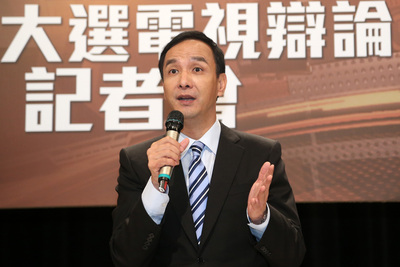 朱立倫在辯論會一路批蔡英文，讓BBS鄉民聽出了「弦外之音」，質疑其中有「英倫之戀」。(中央社)20151227