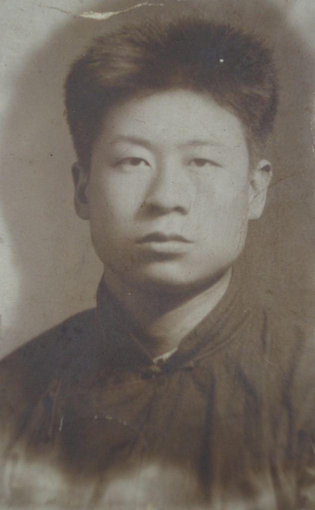 父親現已失智多年記憶褪去，猶記，他舉著打不直的雙手說是年少蹲牢受到酷刑的後遺症，並且捲起衣袖亮出左手上臂上依稀可見的「反共抗俄」刺青，說著：「孩子！誰說俺是匪諜，俺愛國、愛家、也愛這塊土地啊！」